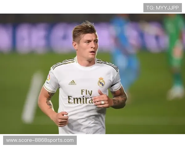 足球球星全面评测与实力对比分析助你深度了解足坛巨星表现